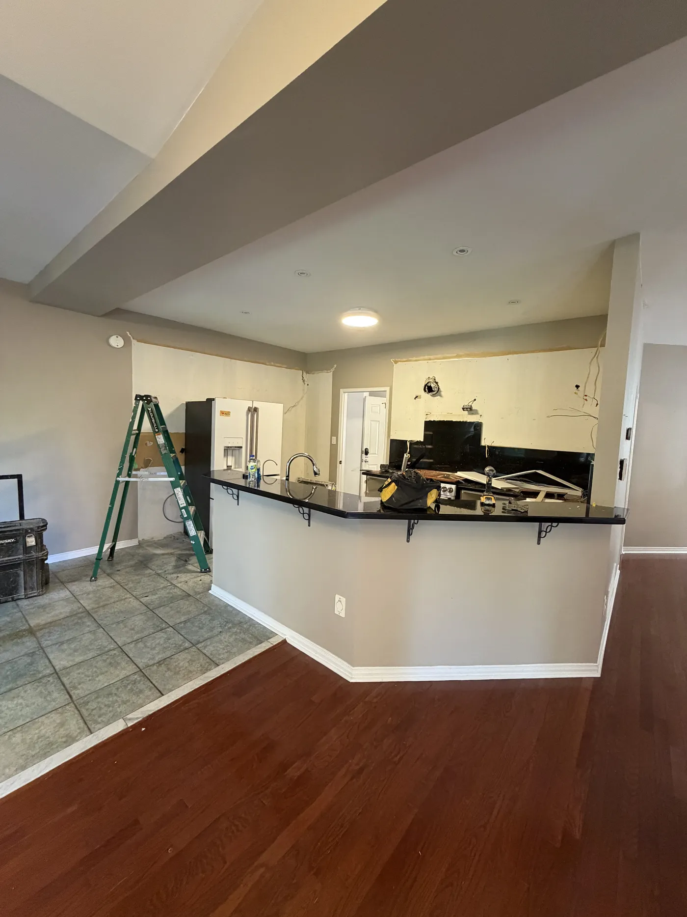 The kitchen before: a peninsula with dark counters.